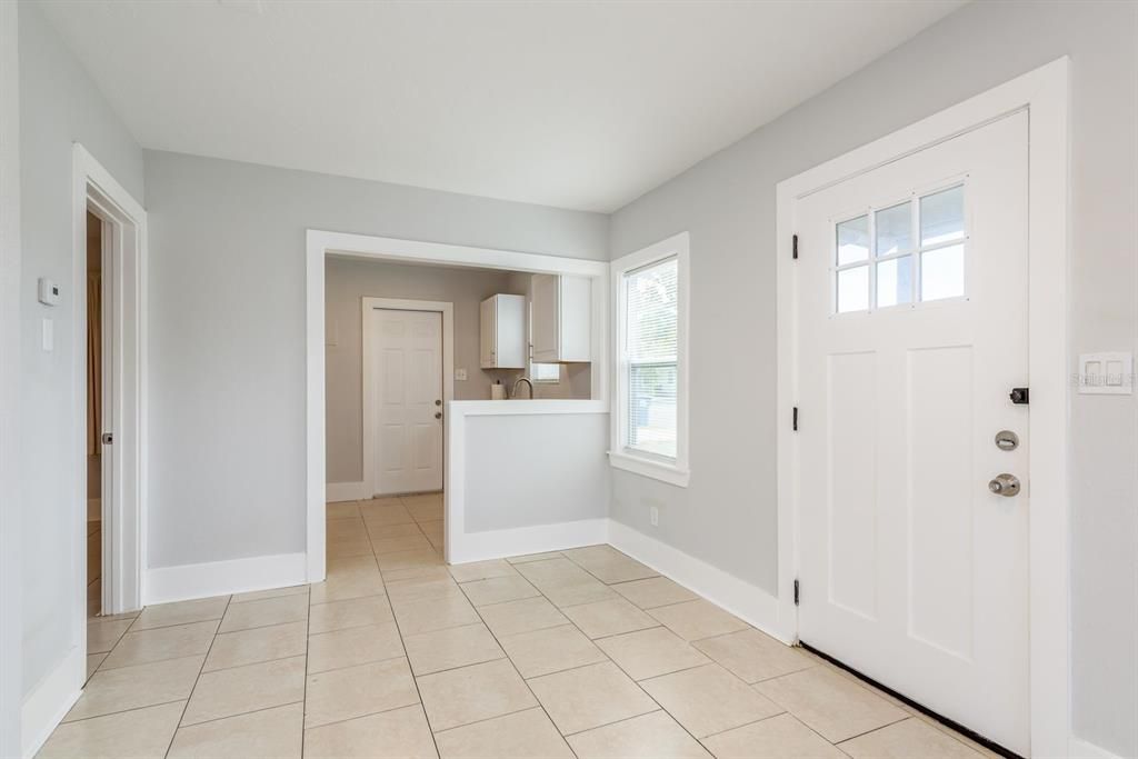 For Sale: $294,999 (2 beds, 1 baths, 896 Square Feet)