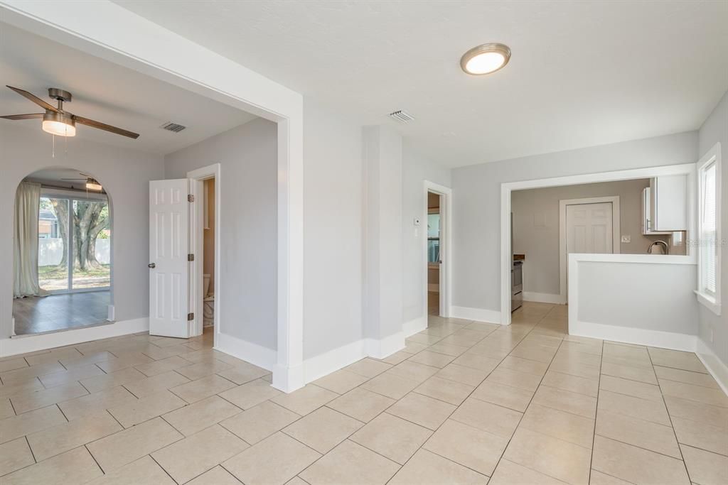 For Sale: $294,999 (2 beds, 1 baths, 896 Square Feet)