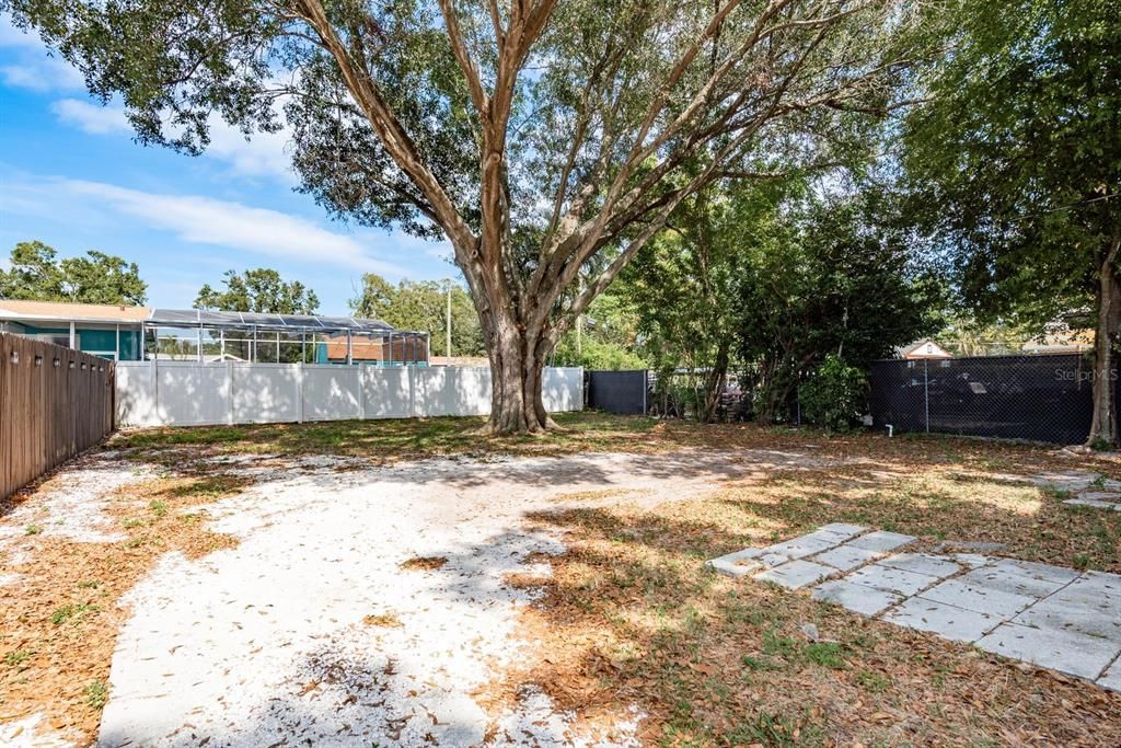 For Sale: $294,999 (2 beds, 1 baths, 896 Square Feet)