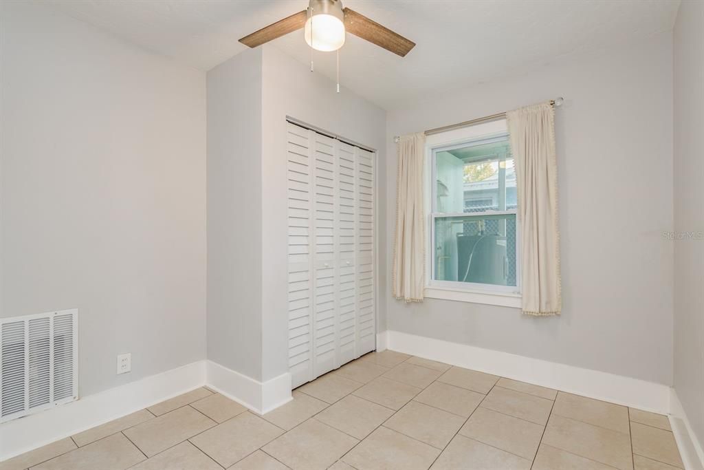 For Sale: $294,999 (2 beds, 1 baths, 896 Square Feet)