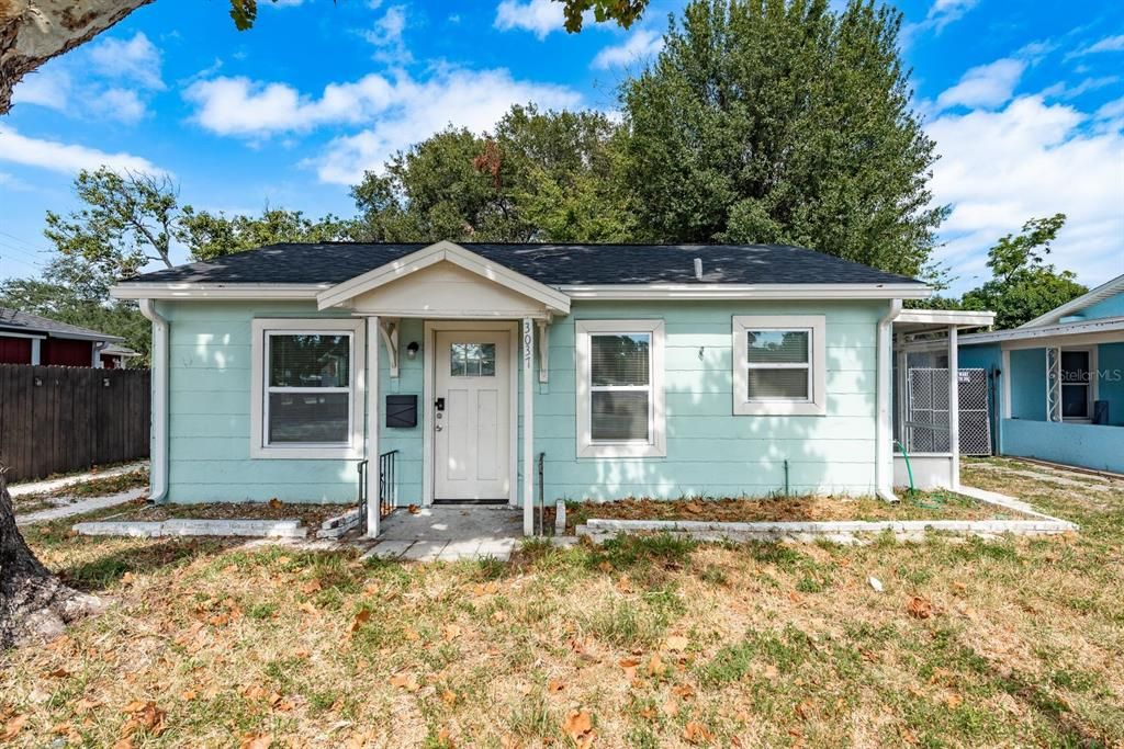 For Sale: $294,999 (2 beds, 1 baths, 896 Square Feet)