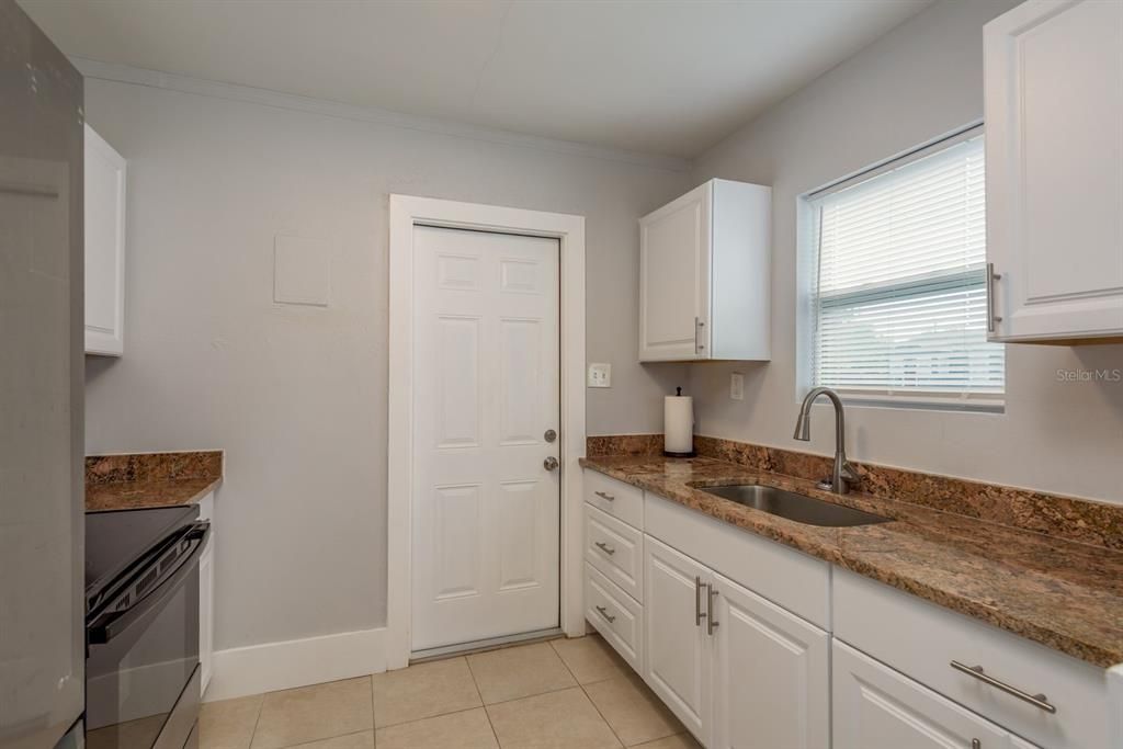 For Sale: $294,999 (2 beds, 1 baths, 896 Square Feet)