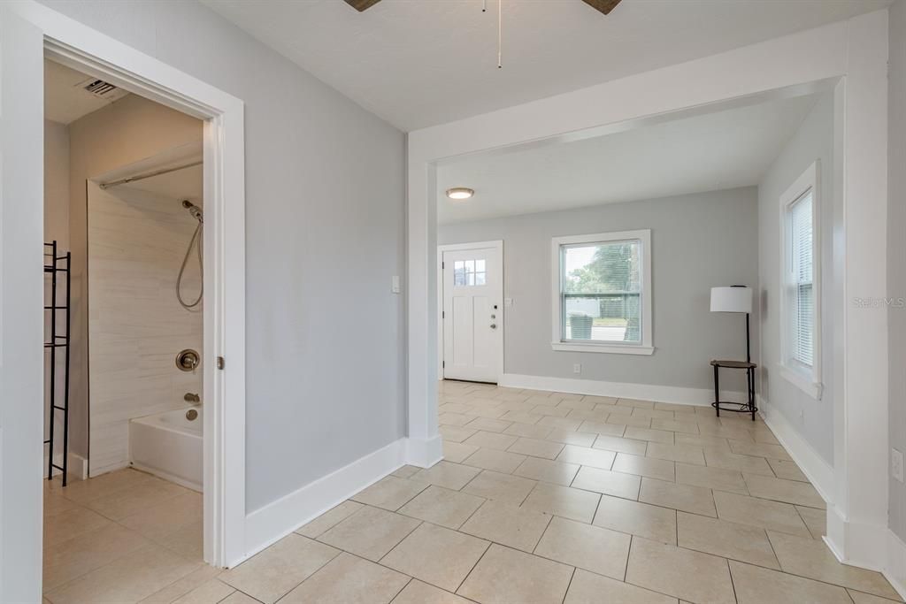 For Sale: $294,999 (2 beds, 1 baths, 896 Square Feet)