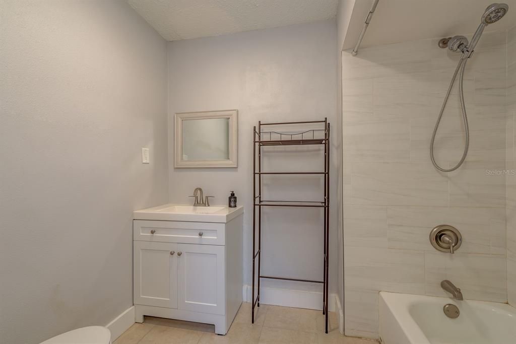 For Sale: $294,999 (2 beds, 1 baths, 896 Square Feet)