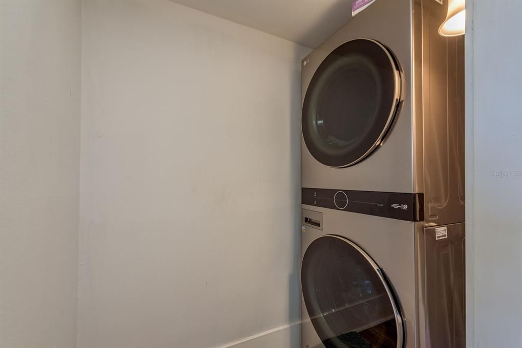 For Sale: $294,999 (2 beds, 1 baths, 896 Square Feet)