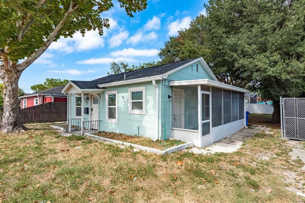 For Sale: $294,999 (2 beds, 1 baths, 896 Square Feet)