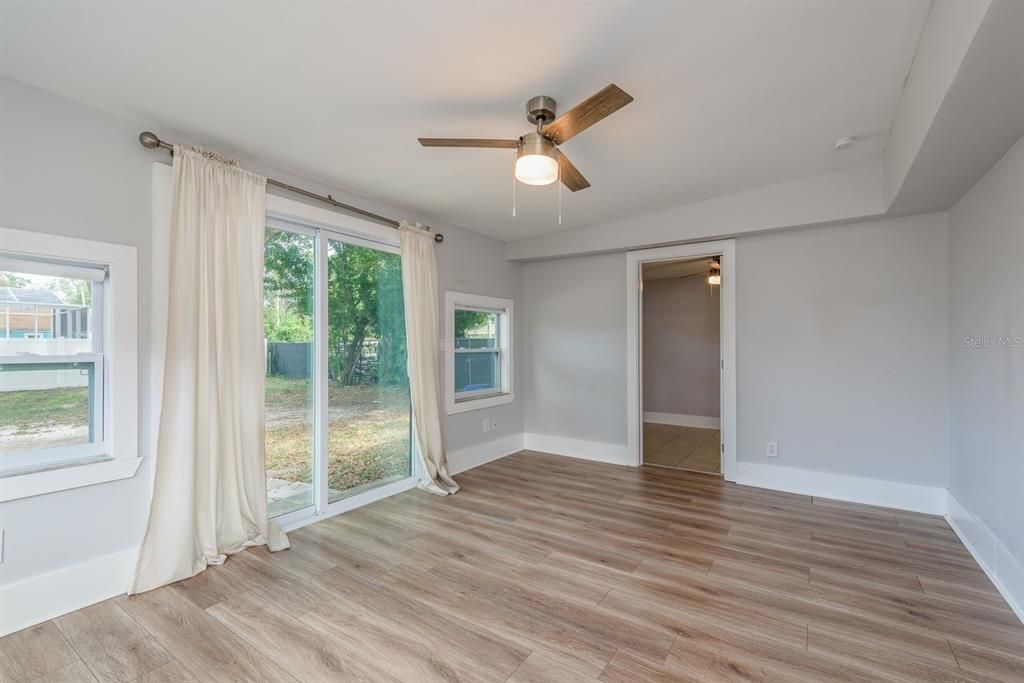 For Sale: $294,999 (2 beds, 1 baths, 896 Square Feet)