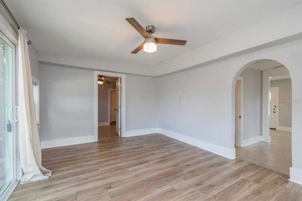 For Sale: $294,999 (2 beds, 1 baths, 896 Square Feet)