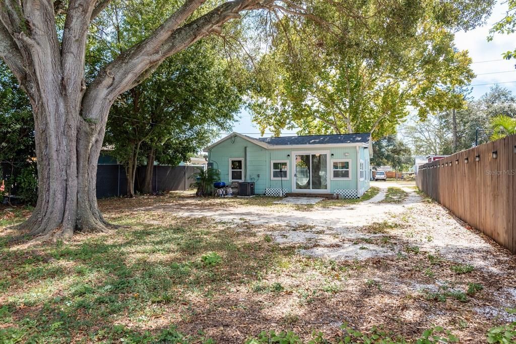 For Sale: $294,999 (2 beds, 1 baths, 896 Square Feet)