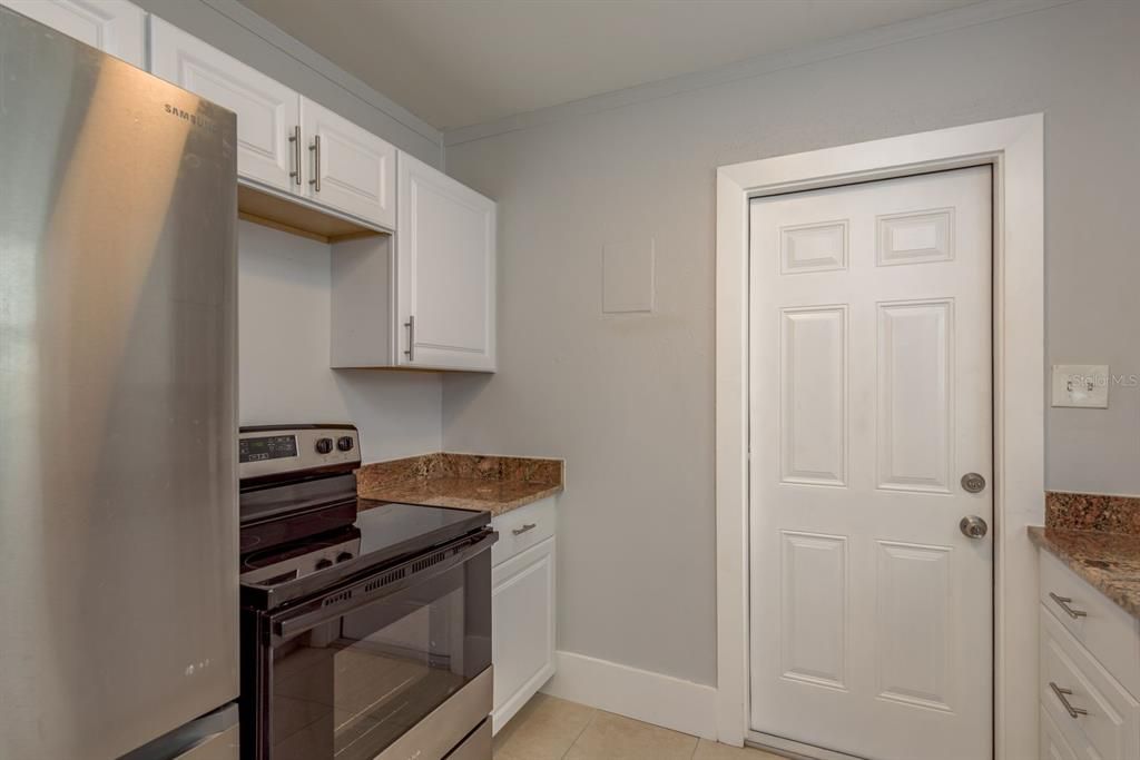 For Sale: $294,999 (2 beds, 1 baths, 896 Square Feet)
