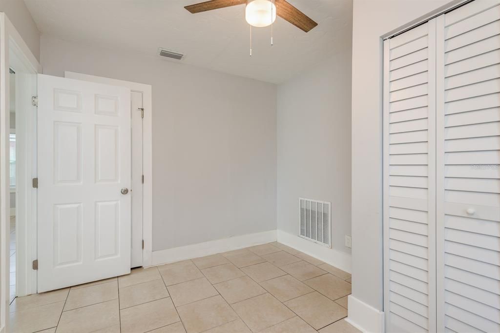 For Sale: $294,999 (2 beds, 1 baths, 896 Square Feet)