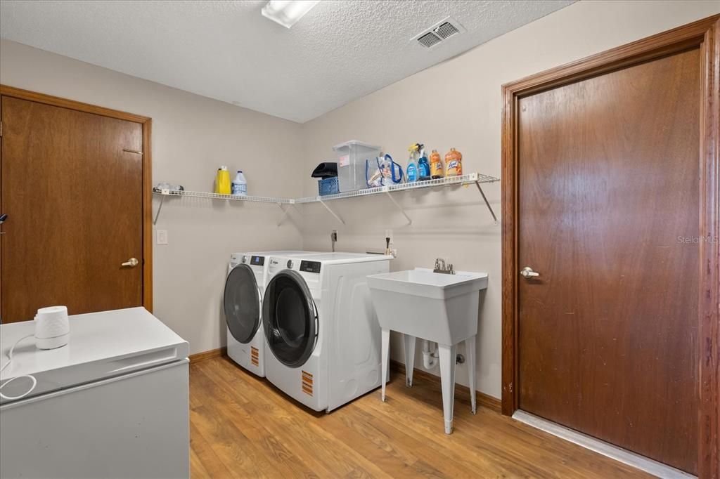 For Sale: $300,000 (3 beds, 2 baths, 1771 Square Feet)