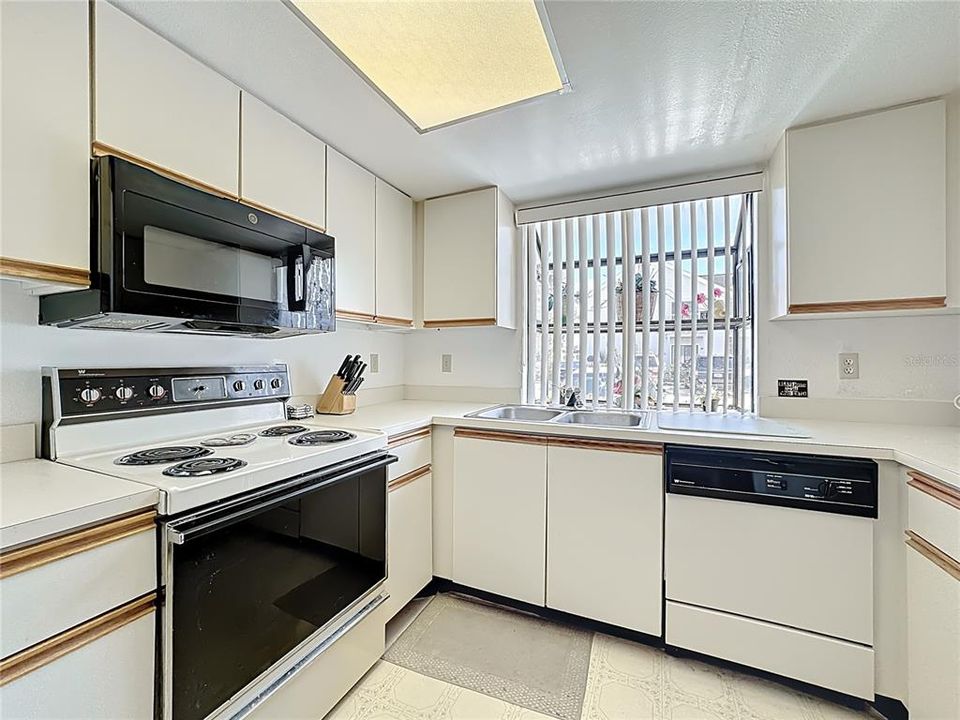 For Sale: $229,000 (3 beds, 2 baths, 1375 Square Feet)