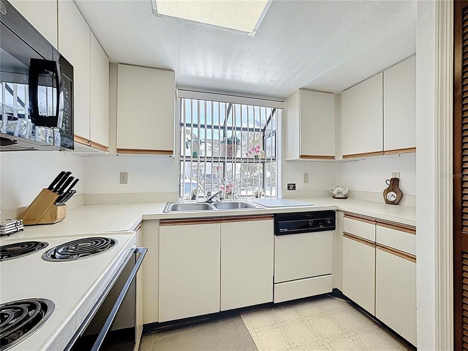 For Sale: $229,000 (3 beds, 2 baths, 1375 Square Feet)