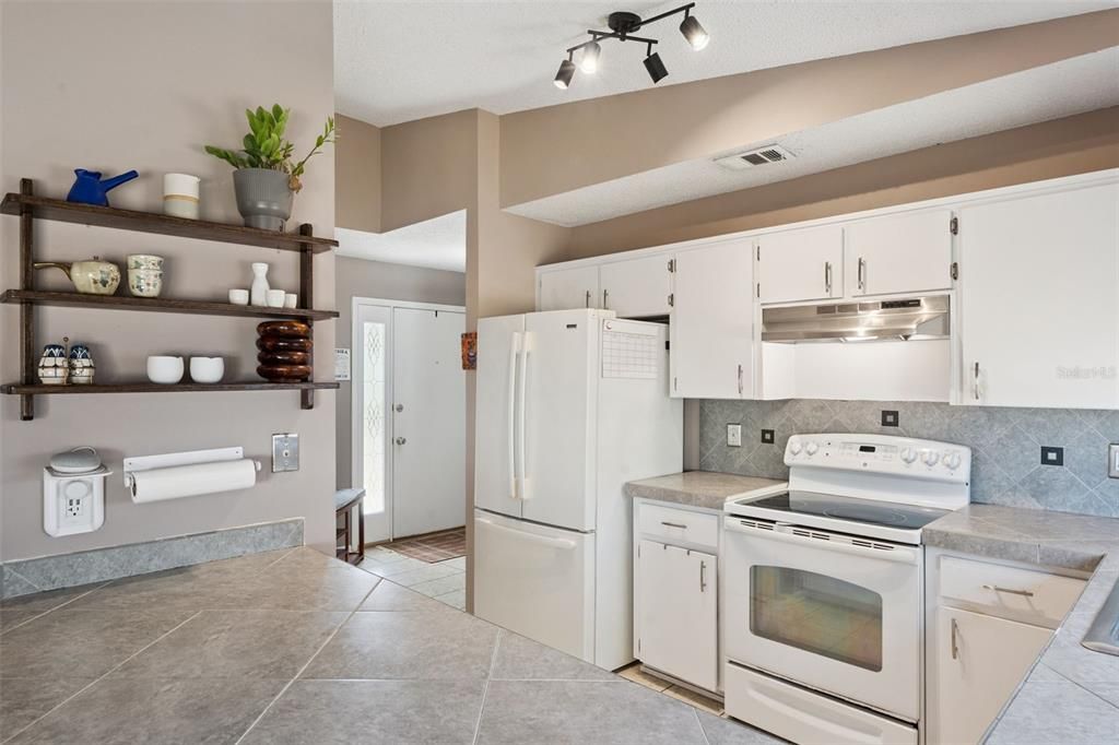 Active With Contract: $365,000 (3 beds, 2 baths, 1233 Square Feet)