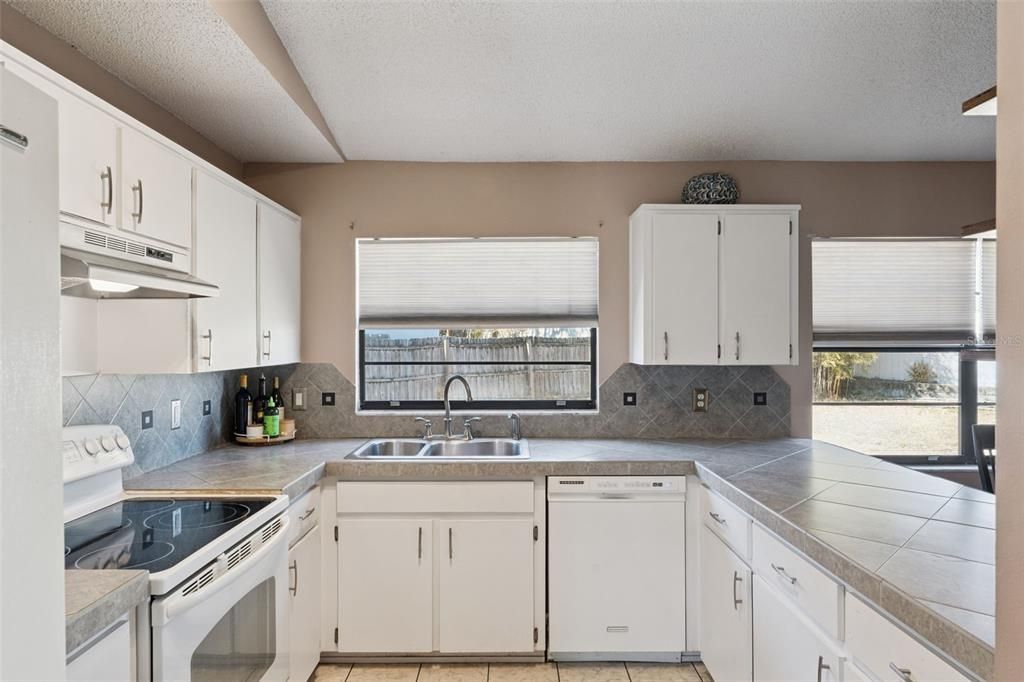 Active With Contract: $365,000 (3 beds, 2 baths, 1233 Square Feet)
