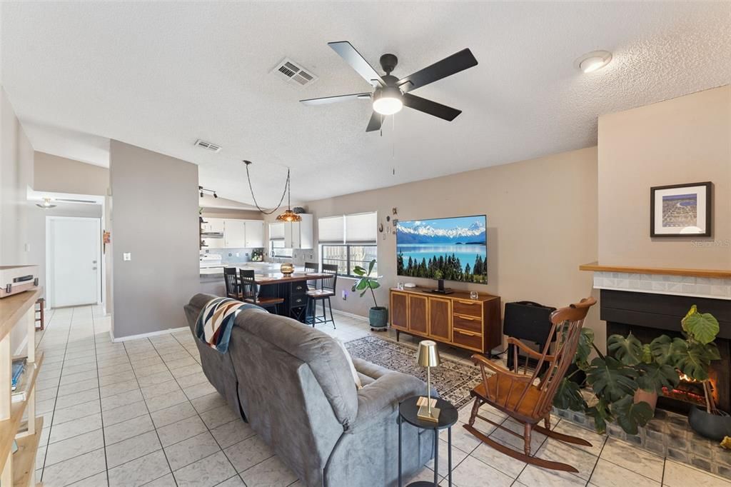 Active With Contract: $365,000 (3 beds, 2 baths, 1233 Square Feet)
