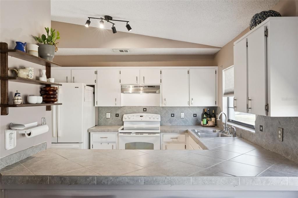 Active With Contract: $365,000 (3 beds, 2 baths, 1233 Square Feet)