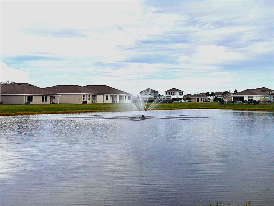 合同活跃: $2,300 (4 贝兹, 2 浴室, 1827 平方英尺)