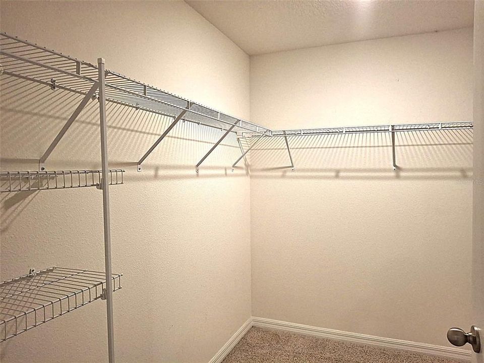 合同活跃: $2,300 (4 贝兹, 2 浴室, 1827 平方英尺)