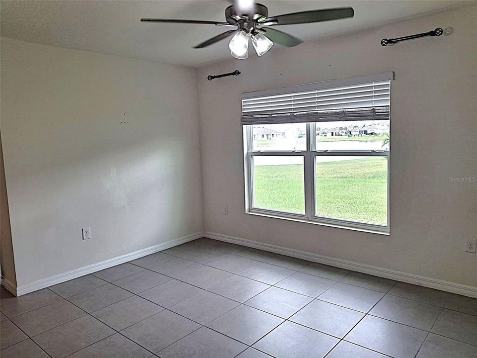 合同活跃: $2,300 (4 贝兹, 2 浴室, 1827 平方英尺)