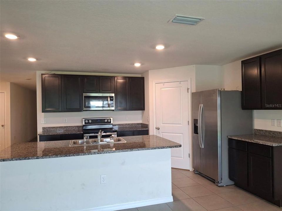 合同活跃: $2,300 (4 贝兹, 2 浴室, 1827 平方英尺)