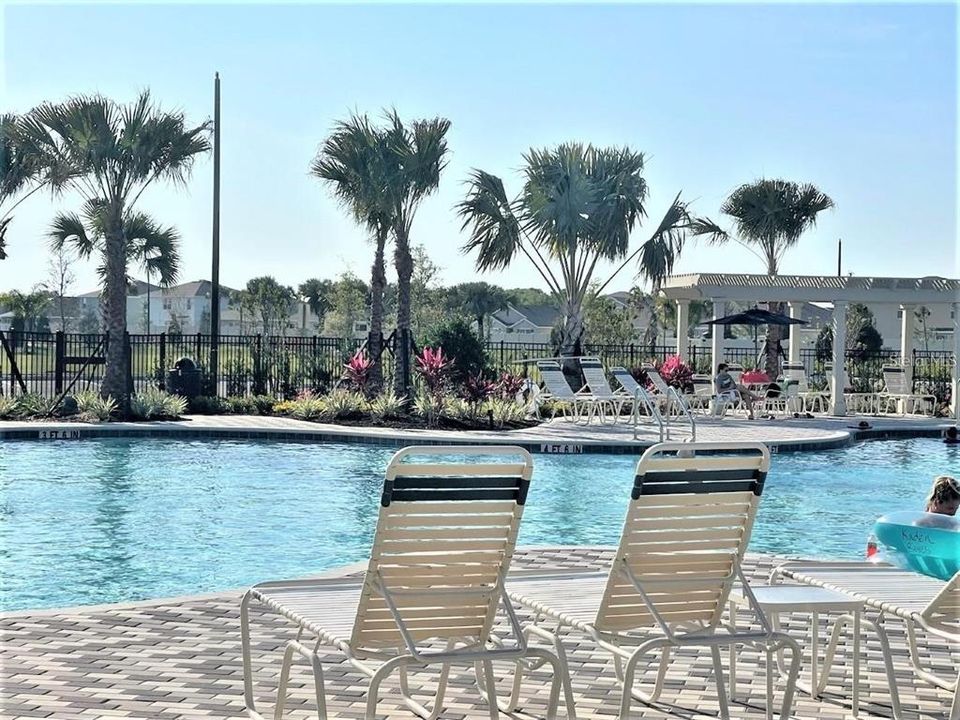 合同活跃: $2,300 (4 贝兹, 2 浴室, 1827 平方英尺)