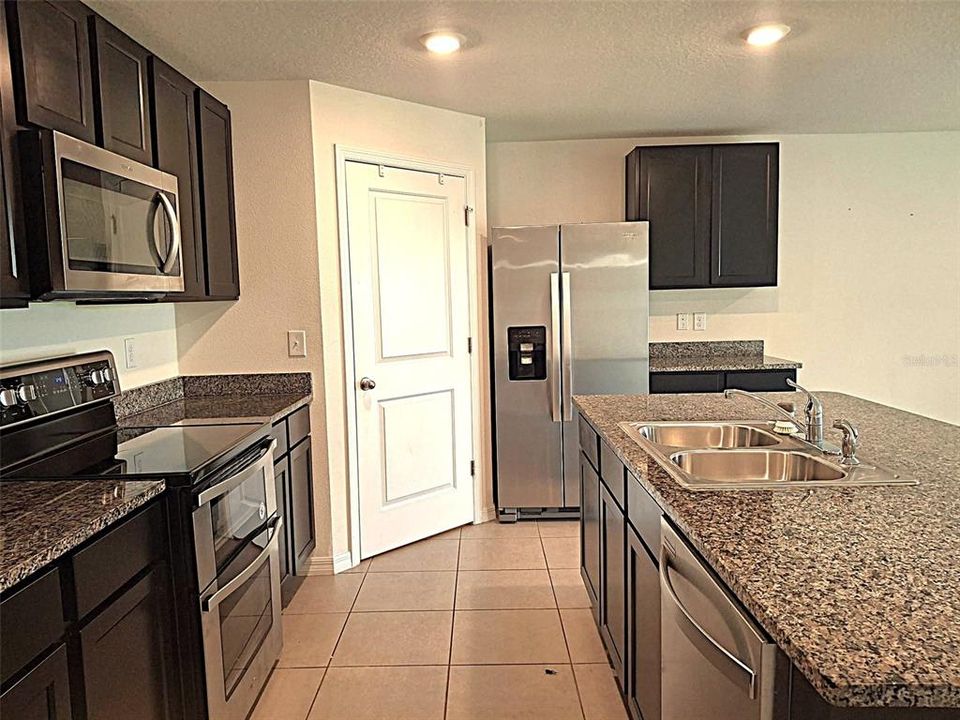 合同活跃: $2,300 (4 贝兹, 2 浴室, 1827 平方英尺)