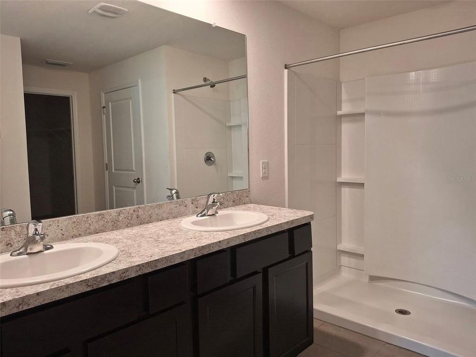 合同活跃: $2,300 (4 贝兹, 2 浴室, 1827 平方英尺)