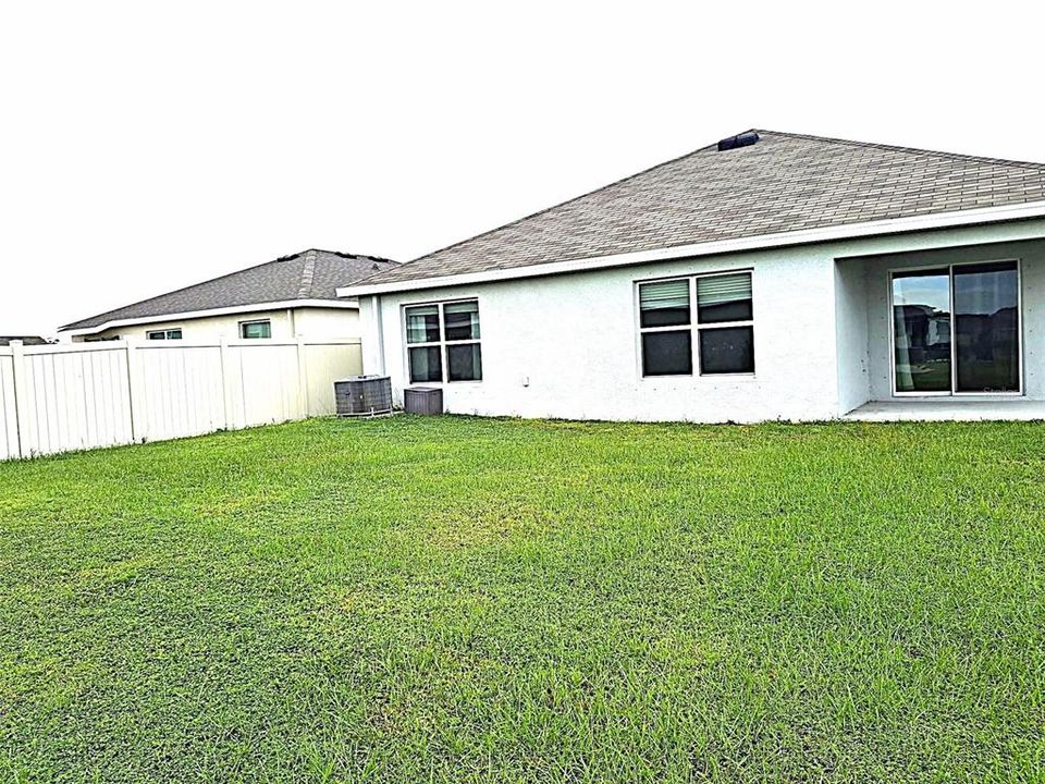 合同活跃: $2,300 (4 贝兹, 2 浴室, 1827 平方英尺)