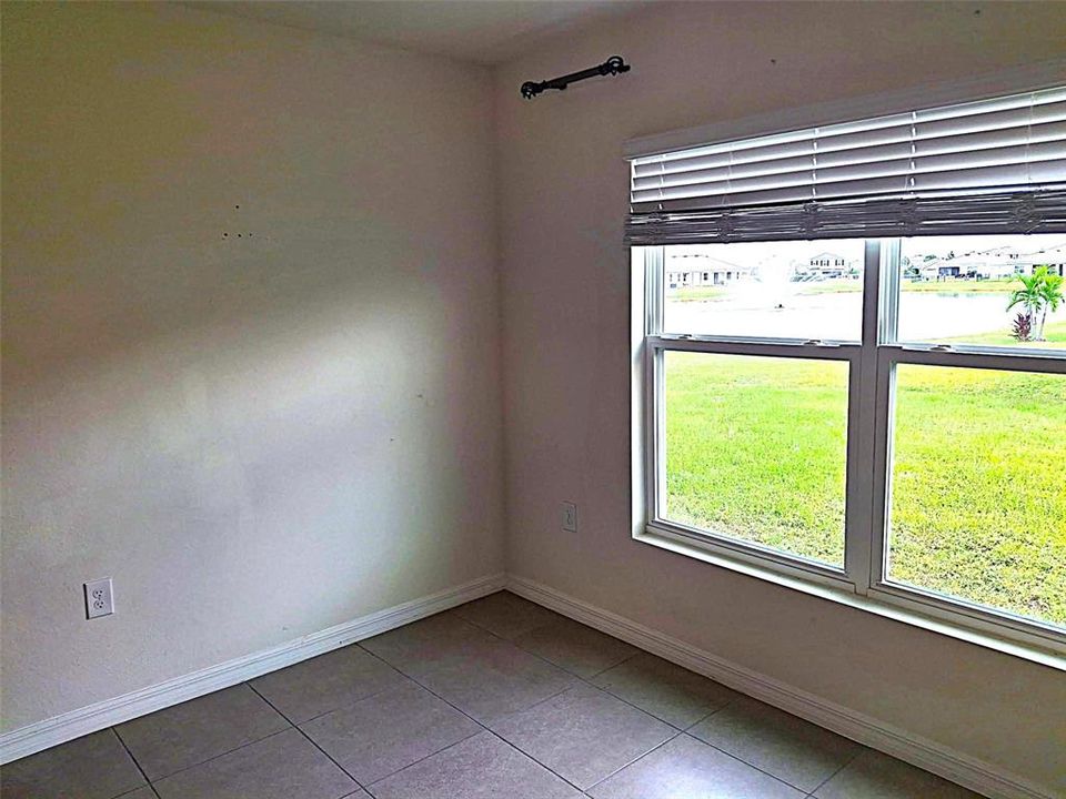 合同活跃: $2,300 (4 贝兹, 2 浴室, 1827 平方英尺)