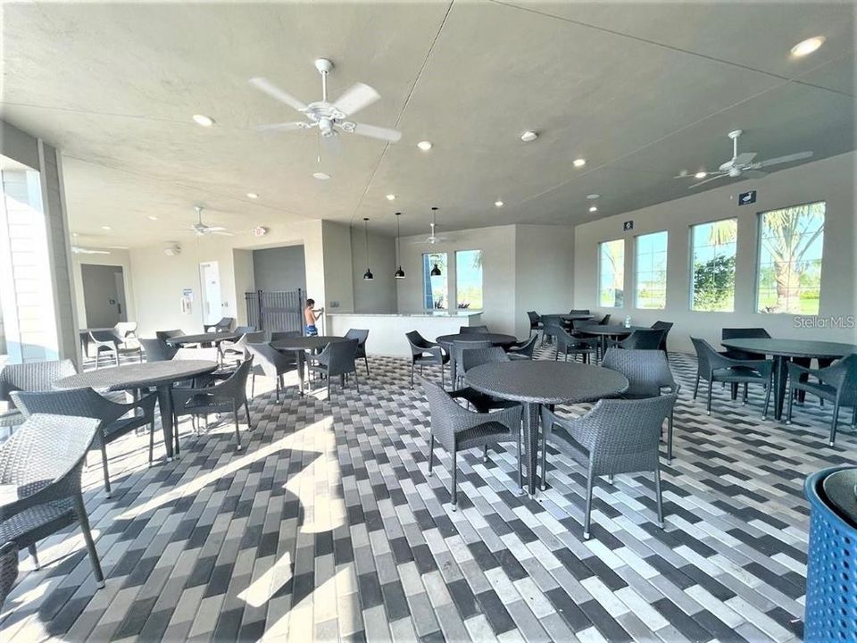 合同活跃: $2,300 (4 贝兹, 2 浴室, 1827 平方英尺)