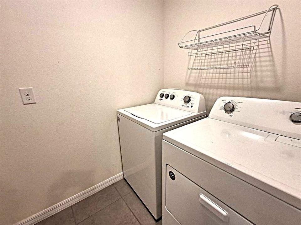 合同活跃: $2,300 (4 贝兹, 2 浴室, 1827 平方英尺)