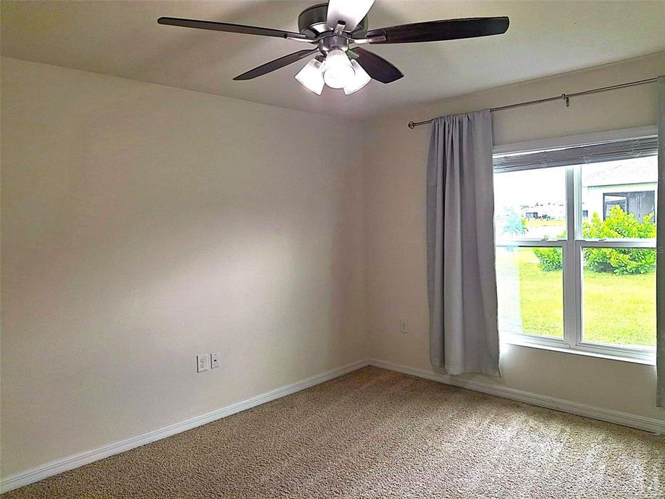 合同活跃: $2,300 (4 贝兹, 2 浴室, 1827 平方英尺)