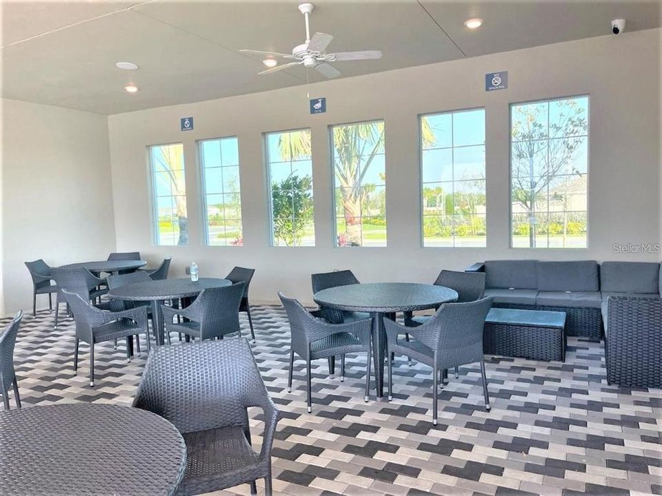 合同活跃: $2,300 (4 贝兹, 2 浴室, 1827 平方英尺)