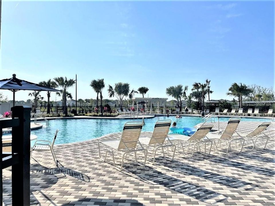 合同活跃: $2,300 (4 贝兹, 2 浴室, 1827 平方英尺)