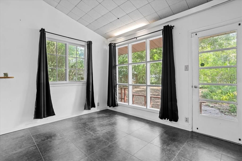 合同活跃: $275,000 (3 贝兹, 1 浴室, 1602 平方英尺)