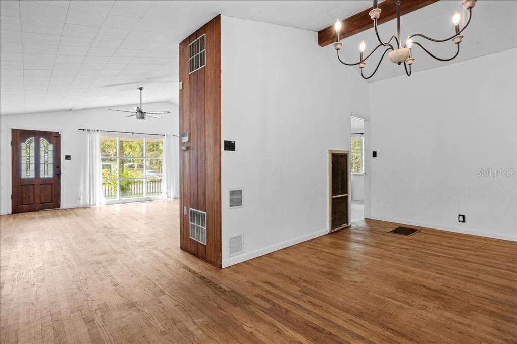 合同活跃: $275,000 (3 贝兹, 1 浴室, 1602 平方英尺)