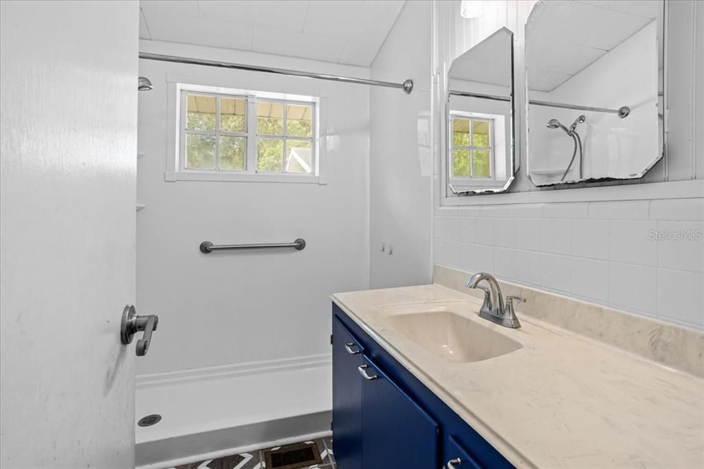 合同活跃: $275,000 (3 贝兹, 1 浴室, 1602 平方英尺)