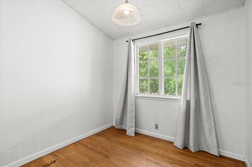 合同活跃: $275,000 (3 贝兹, 1 浴室, 1602 平方英尺)