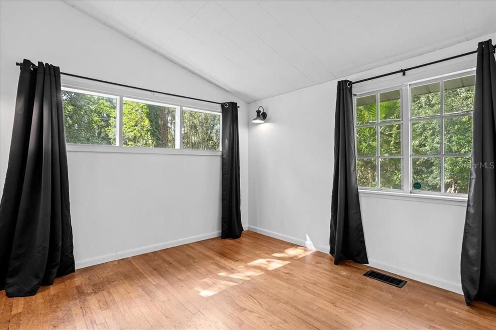 合同活跃: $275,000 (3 贝兹, 1 浴室, 1602 平方英尺)