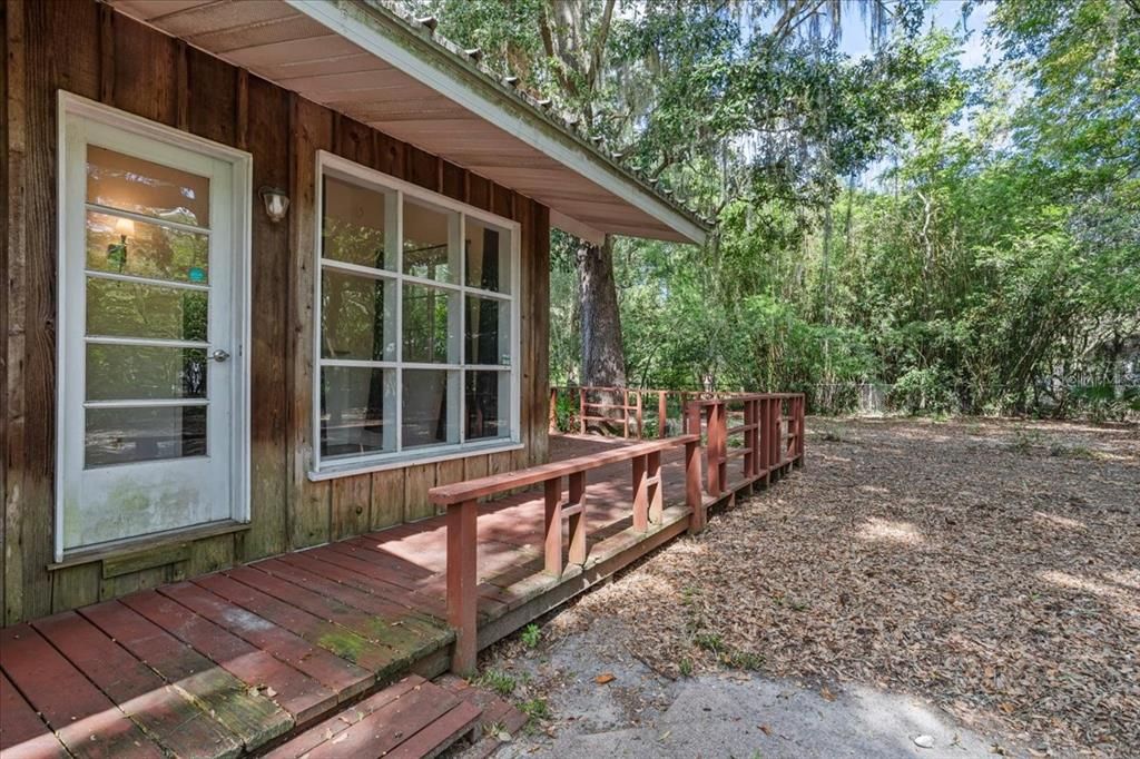 合同活跃: $275,000 (3 贝兹, 1 浴室, 1602 平方英尺)