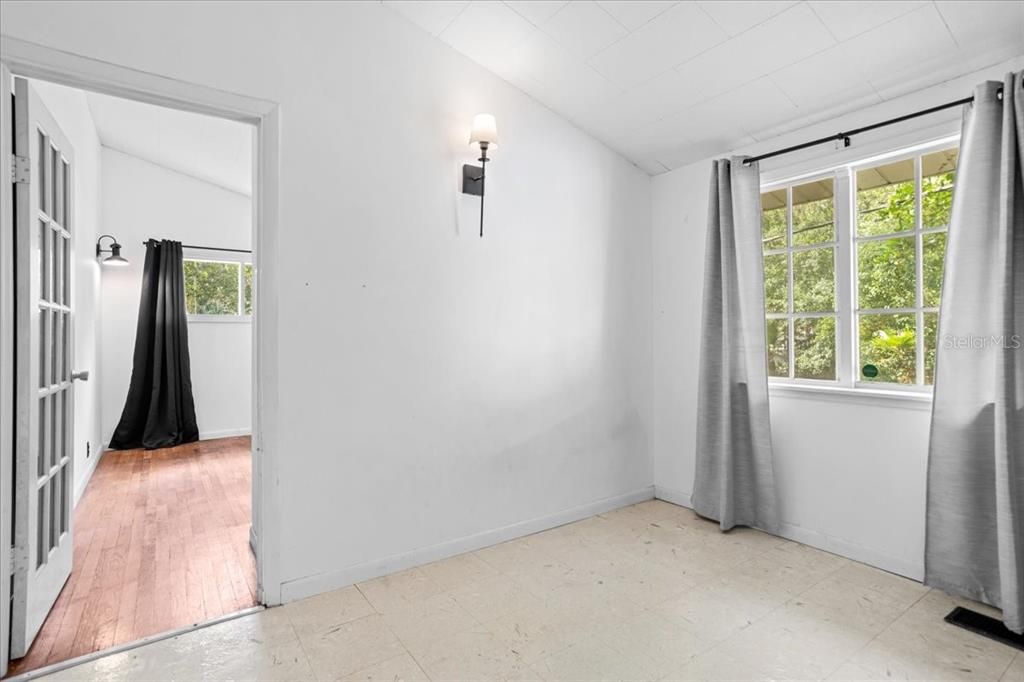 合同活跃: $275,000 (3 贝兹, 1 浴室, 1602 平方英尺)