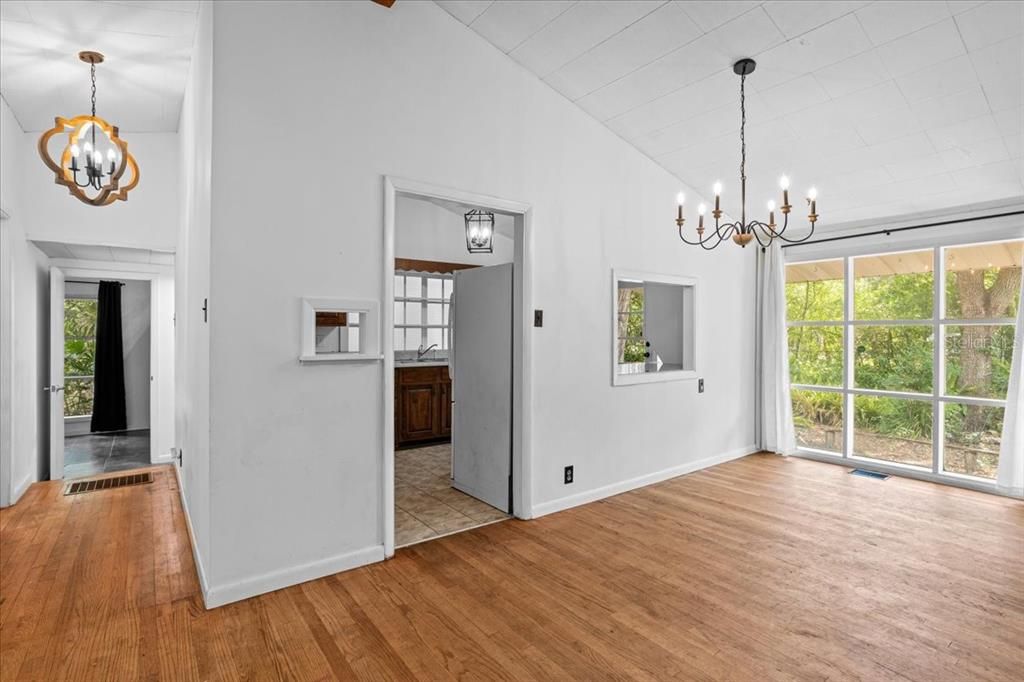 合同活跃: $275,000 (3 贝兹, 1 浴室, 1602 平方英尺)