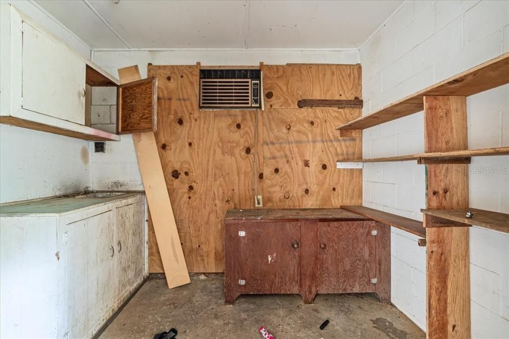 合同活跃: $275,000 (3 贝兹, 1 浴室, 1602 平方英尺)