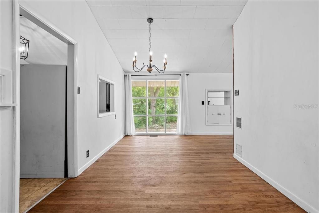 合同活跃: $275,000 (3 贝兹, 1 浴室, 1602 平方英尺)