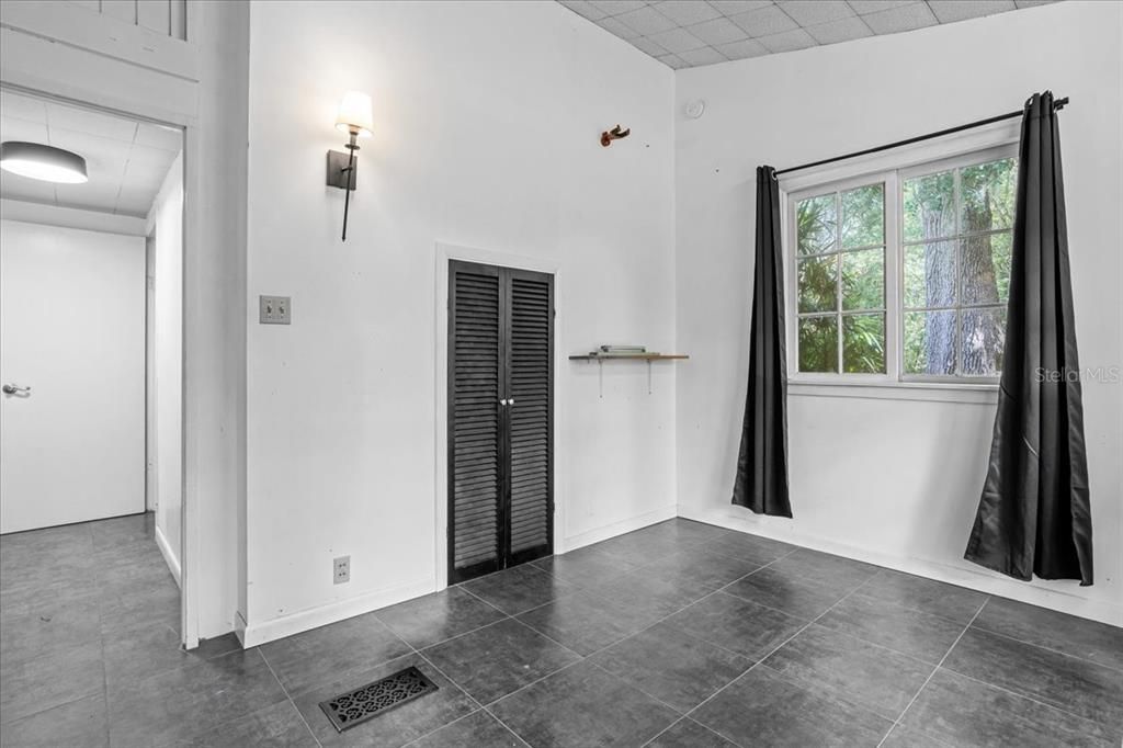 合同活跃: $275,000 (3 贝兹, 1 浴室, 1602 平方英尺)