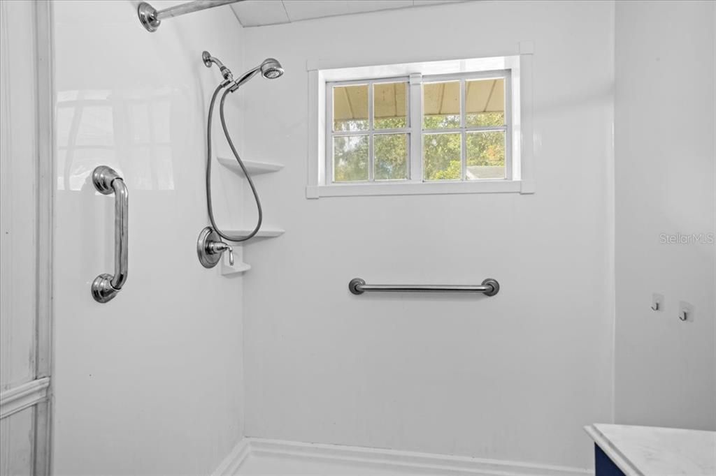 合同活跃: $275,000 (3 贝兹, 1 浴室, 1602 平方英尺)