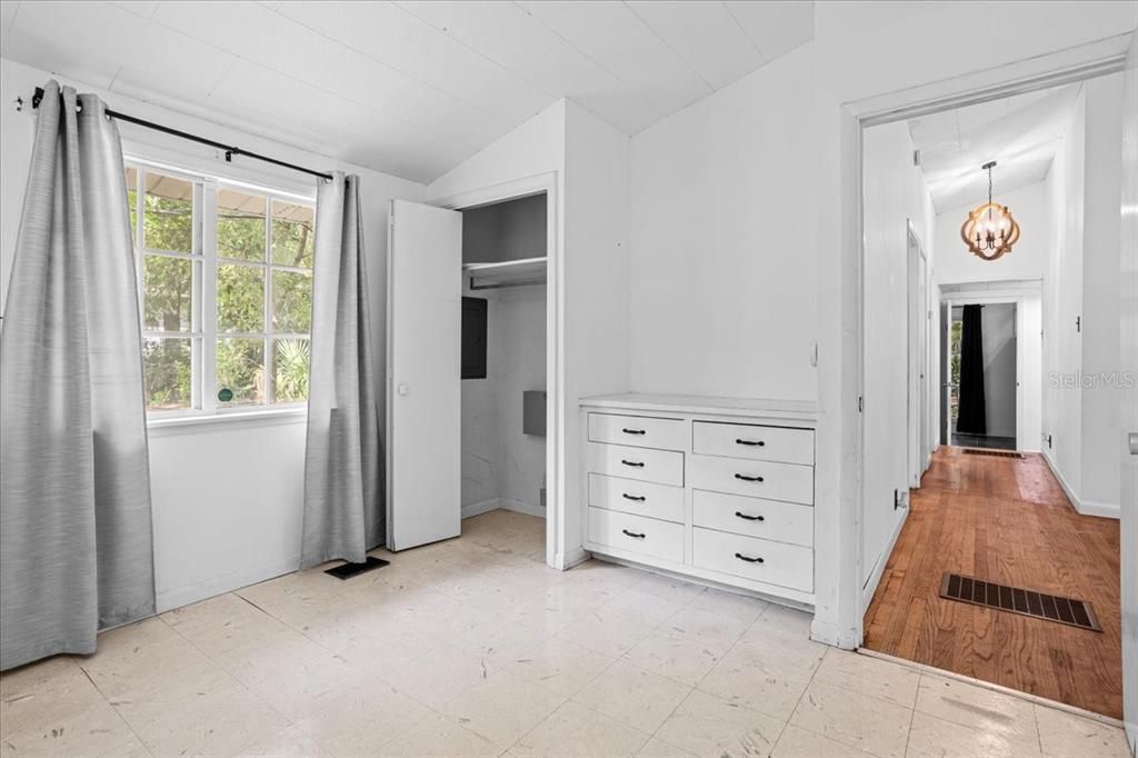 合同活跃: $275,000 (3 贝兹, 1 浴室, 1602 平方英尺)