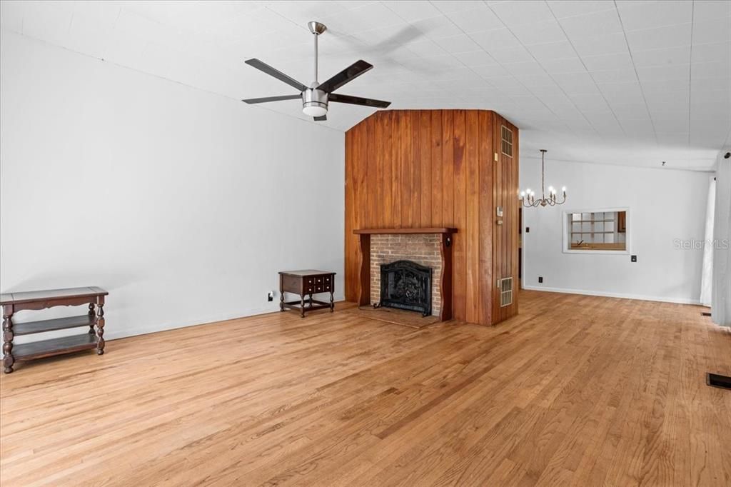 合同活跃: $275,000 (3 贝兹, 1 浴室, 1602 平方英尺)